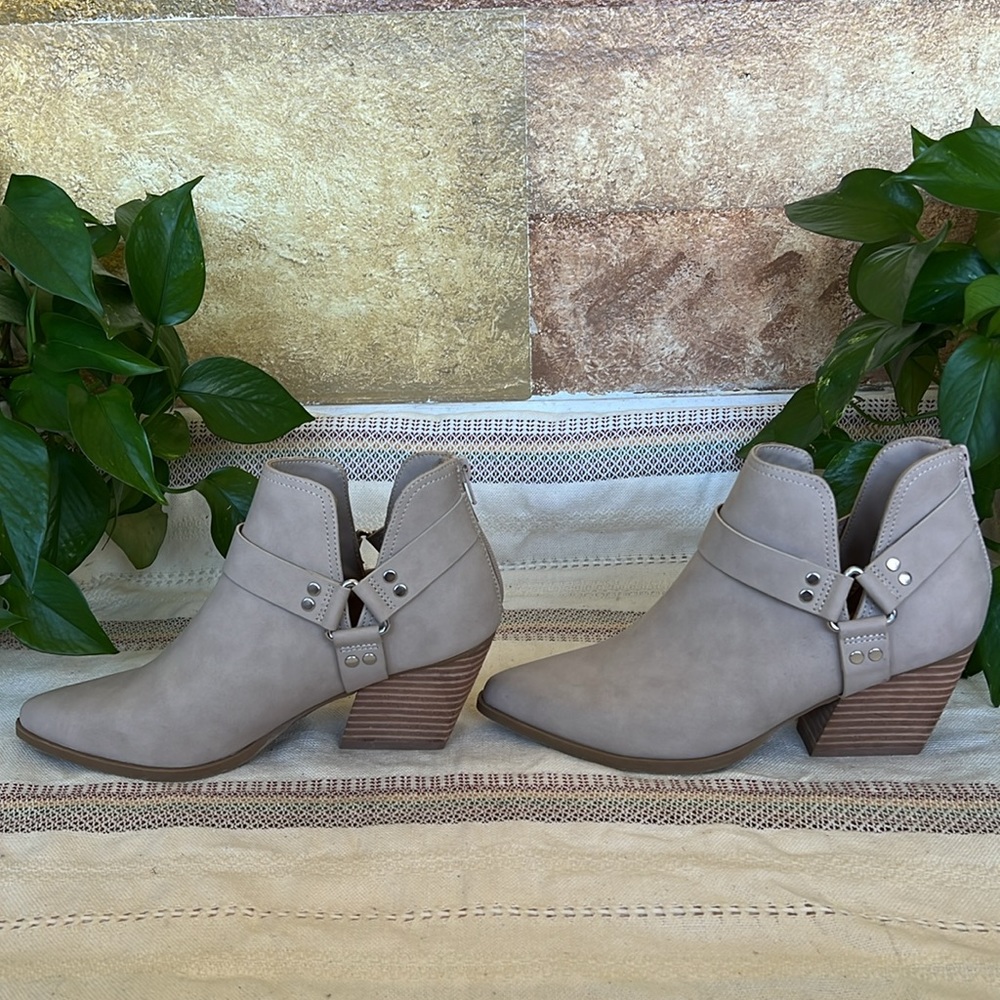 DV Dolce Vita Women’s Kramer Buckle Harness Cut-Out Taupe Ankle Heel Boots, 8.5 - Picture 6 of 17